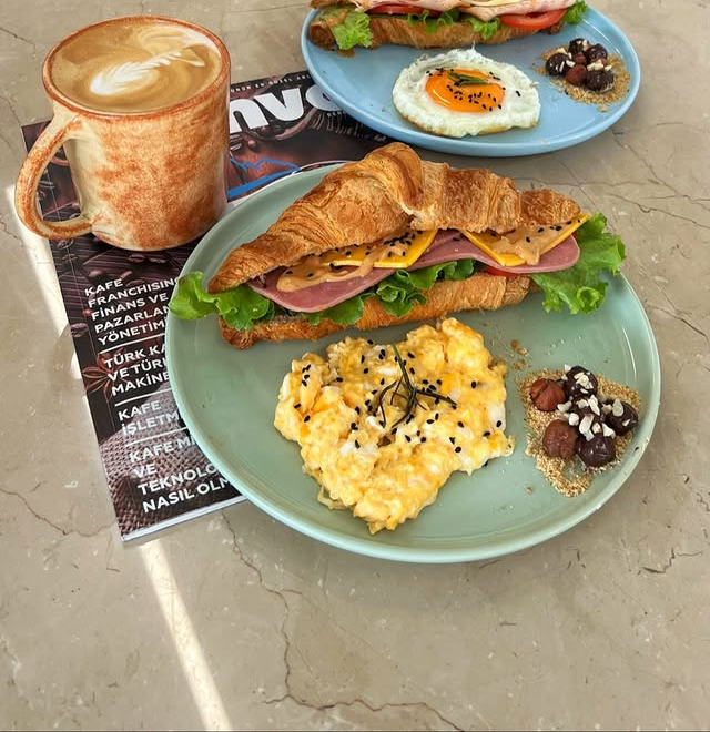 Pacua'da brunch tabağı ve kahve