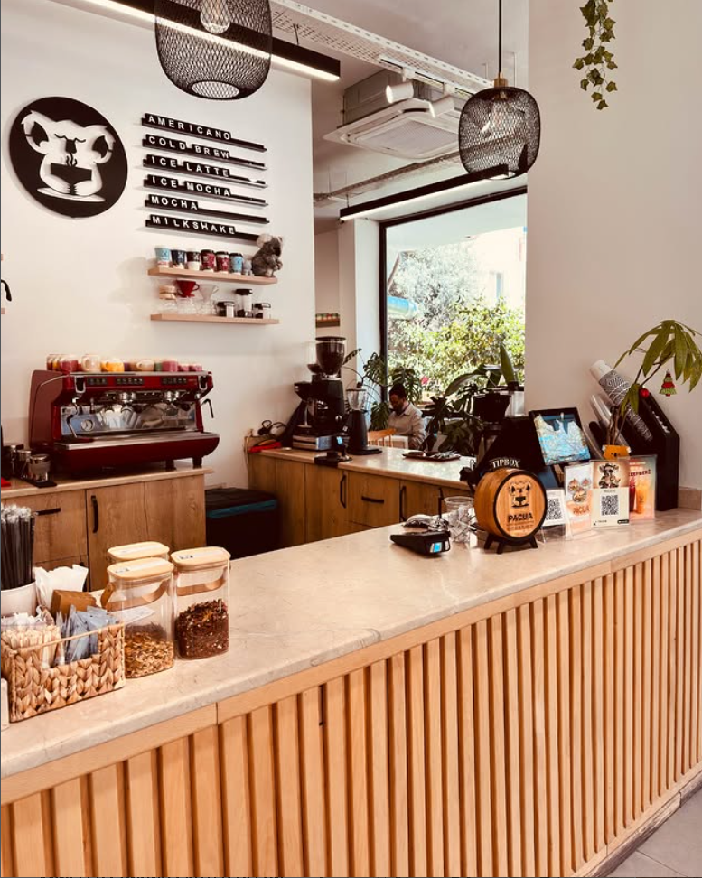 Pacua Coffee & Bakery'nin sıcak, ahşap kahve barı